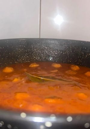 Una foto de Albóndigas de la abuela con patatas (para mojar pan) 🍅👩🏼‍🍳