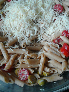 Una foto de Pasta integral con aceitunas, almendras y anchoas