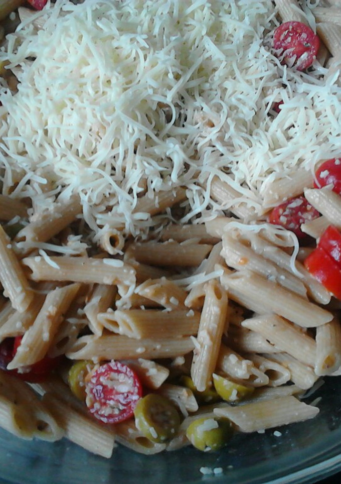 Una foto de Pasta integral con aceitunas, almendras y anchoas