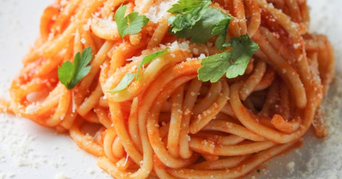 Spaghetti with homemade oregano tomato sauce Recipe by Foodzesty - Cookpad