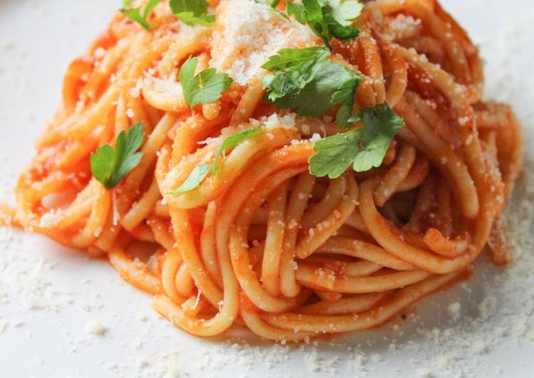 Spaghetti with homemade oregano tomato sauce