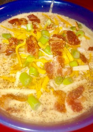 A picture of EASY Loaded potato soup 🥣 🧀 🥓.