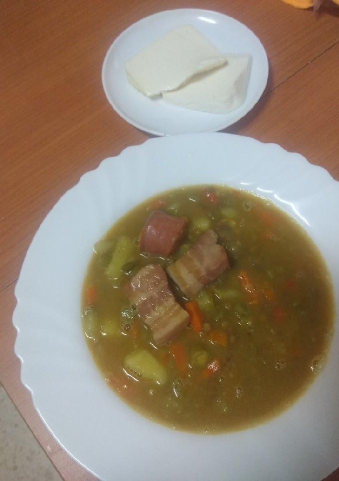 Una foto de Potaje de lentejas con verdura, bacon y chorizo a mi estilo