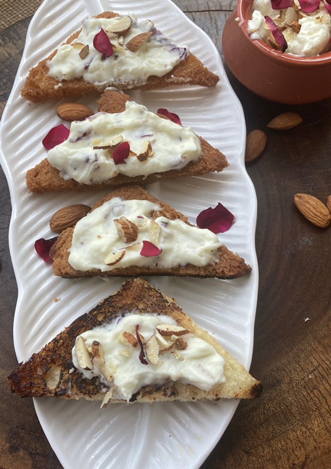 शाही टोस्ट विद रबड़ी (shahi toast with rabdi recipe in Hindi) रेसिपी मुख्य फोटो