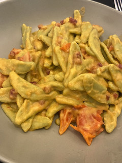Una foto de Pasta con hummus y tomates cherry