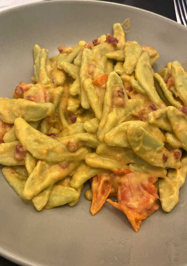 Una foto de Pasta con hummus y tomates cherry