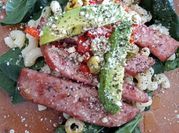 Una foto de ensalada de espinaca con queso parmesano