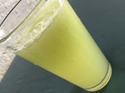 Una foto de agua de frutas