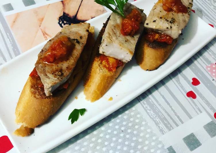 Tosta de atún a la plancha con pisto de calabacín