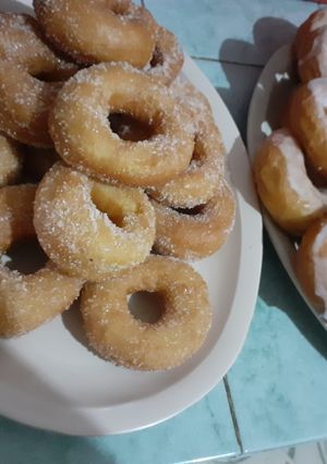 Una foto de Donas glaseadas y con azúcar