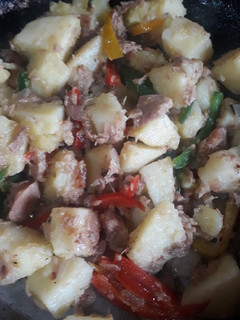 Una foto de Sofrito de atún y papas♡