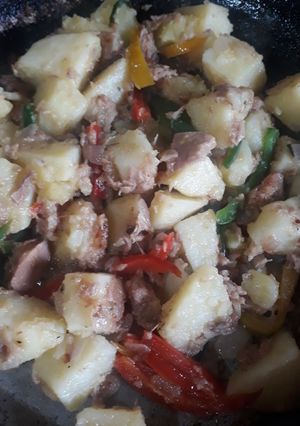 Una foto de Sofrito de atún y papas♡
