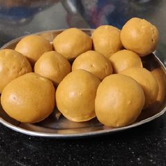 A picture of Besan ke ladoo.