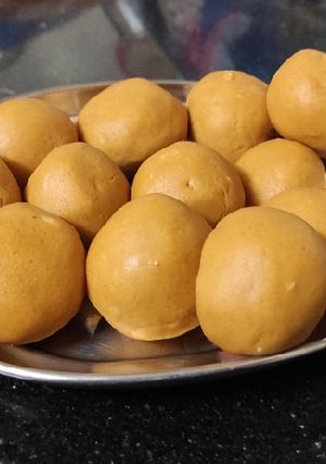 A picture of Besan ke ladoo.
