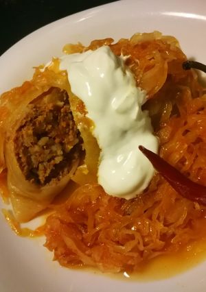 Töltött káposzta (szárma) édeskáposzta levélben recept fotója