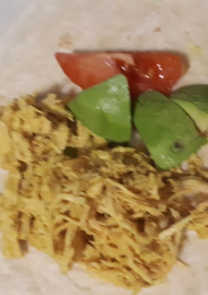 Una foto de Tacofusión de pollo con aguacate y ras-el-hanout
