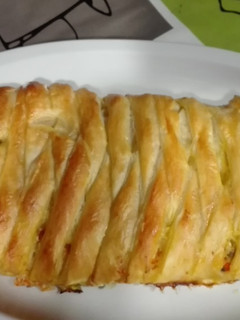 Una foto de Trenza de hojaldre rellena de pollo, verduras y champiñones