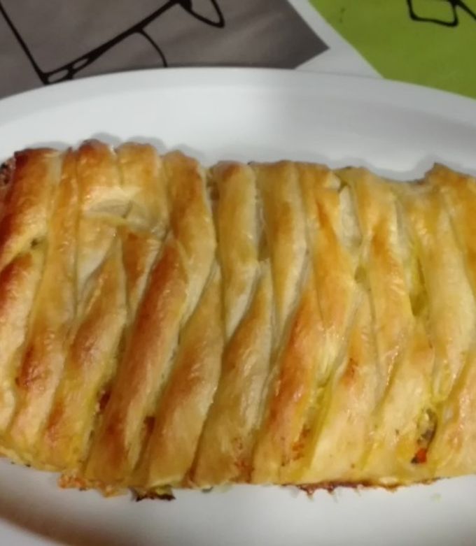 Foto principal de Trenza de hojaldre rellena de pollo, verduras y champiñones