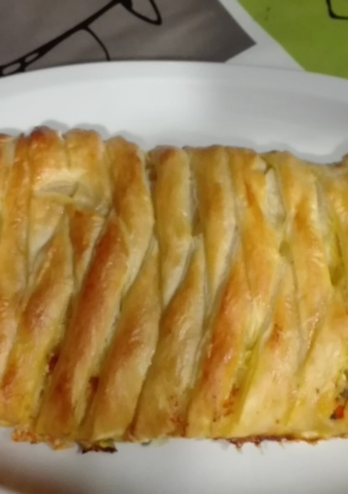 Una foto de Trenza de hojaldre rellena de pollo, verduras y champiñones