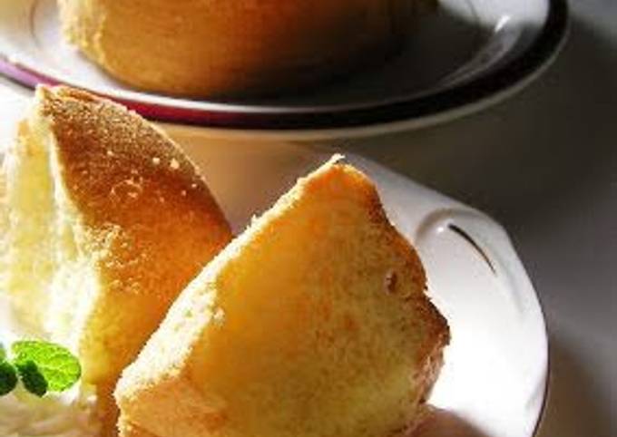 A Chiffon Cake for Grownup Baked in an Inexpensive Cake Tin