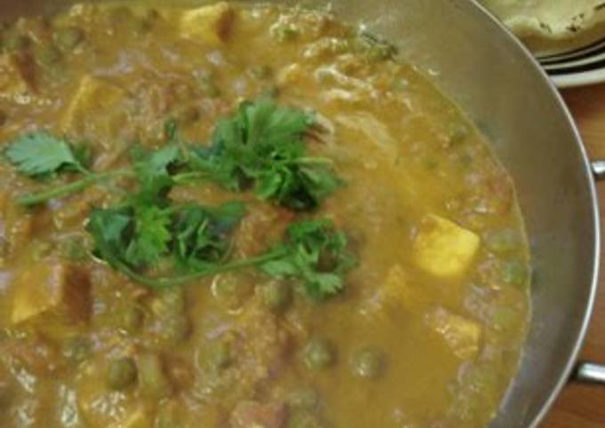 Indian Curry with Green Peas and Paneer