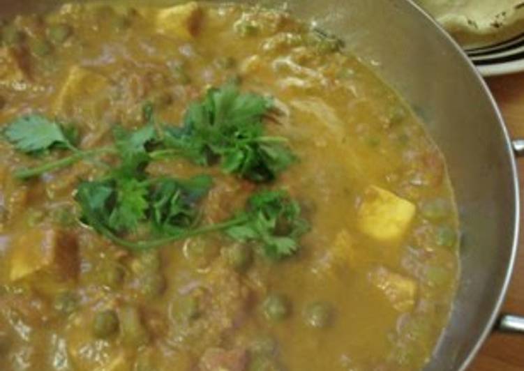 Delicious Indian Curry with Green Peas and Paneer