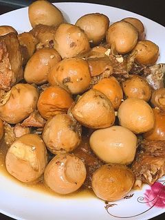 Hình của món Gà kho trứng cút.