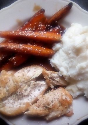 Una foto de Pollo con puré y zanahoria 😋😋😎