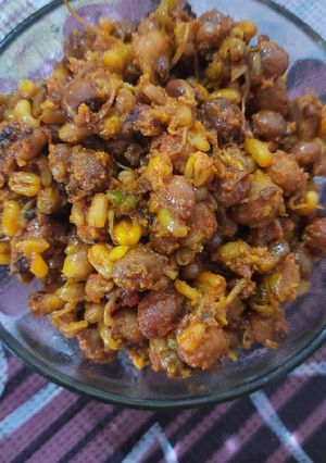 મગ ચણા ચાટ (Moong Chana Chaat Recipe In Gujarati) રેસીપી મુખ્ય ફોટો