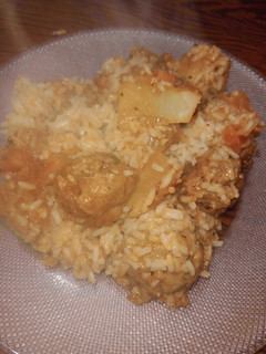 Una foto de Salsa de albóndigas con arroz 🥘🥘