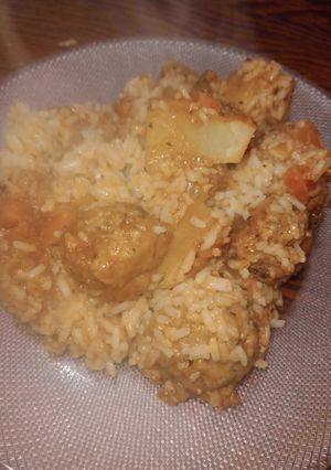 Una foto de Salsa de albóndigas con arroz 🥘🥘