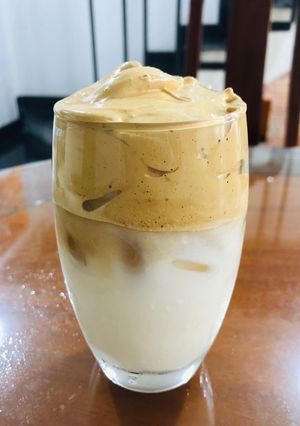 Hình của món Dalgona coffee.