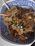 Fried rice noodles with mushrooms and zucchini.... Fideos de arroz fritos con champiñones y calabaci