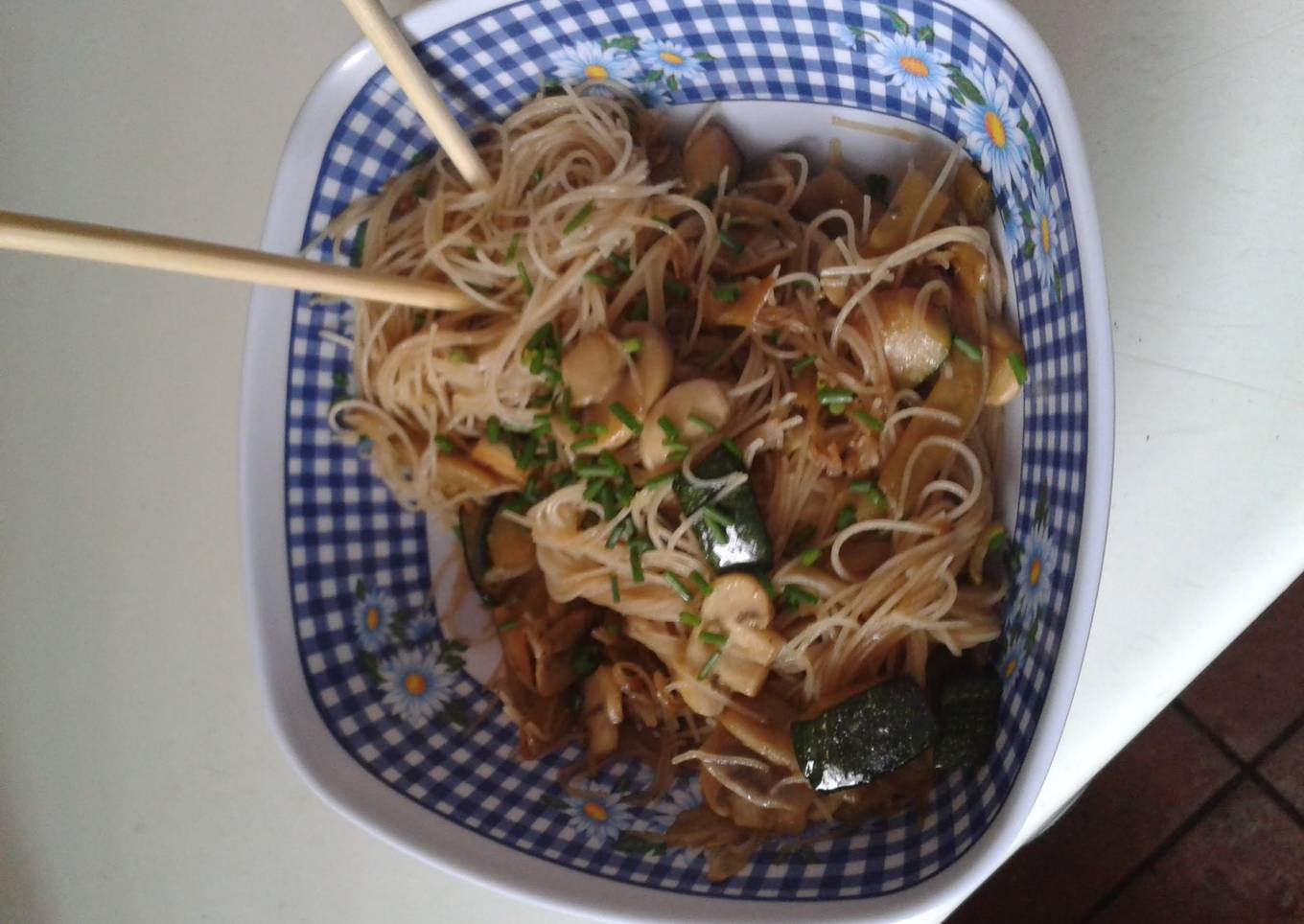 Fried rice noodles with mushrooms and zucchini.... Fideos de arroz fritos con champiñones y calabaci