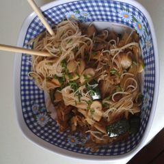A picture of Fried rice noodles with mushrooms and zucchini.... Fideos de arroz fritos con champiñones y calabaci.