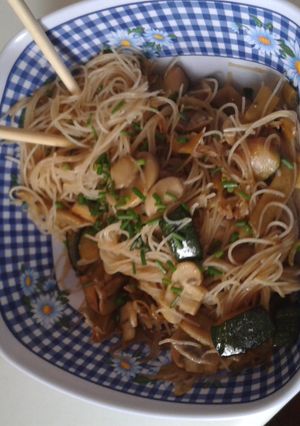 A picture of Fried rice noodles with mushrooms and zucchini.... Fideos de arroz fritos con champiñones y calabaci.