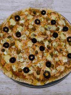 Una foto de Pizza de salmón y queso azul