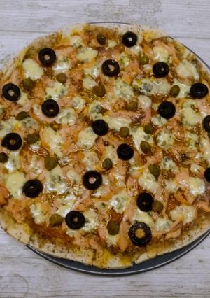 Una foto de Pizza de salmón y queso azul