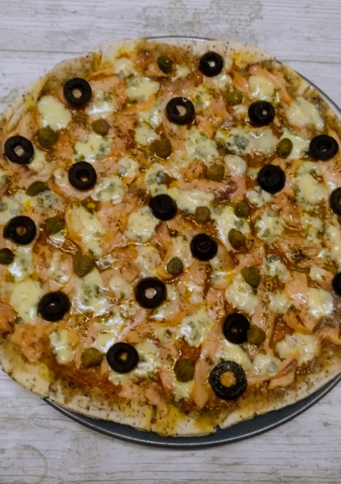 Una foto de Pizza de salmón y queso azul