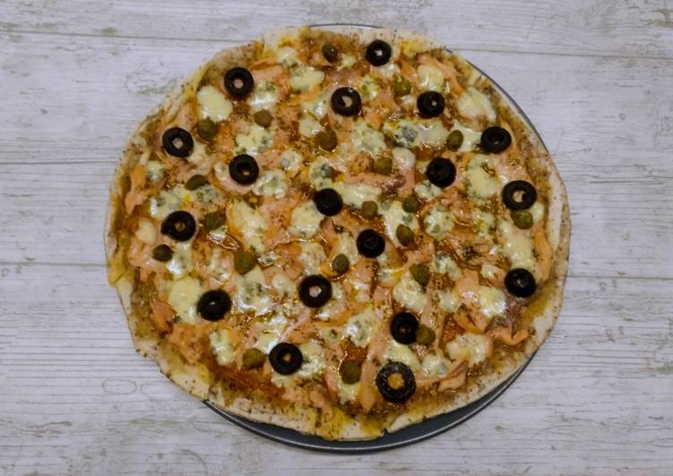 Pizza de salmón y queso azul