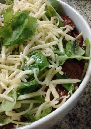 Una foto de Tomates hidratados en oliva con albahaca y parmesano 