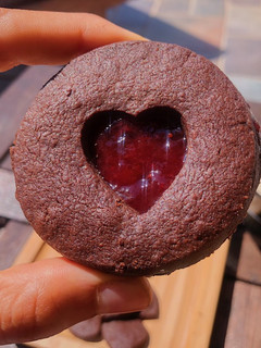 Una foto de Galletas de chocolate con mermelada de frutos rojos