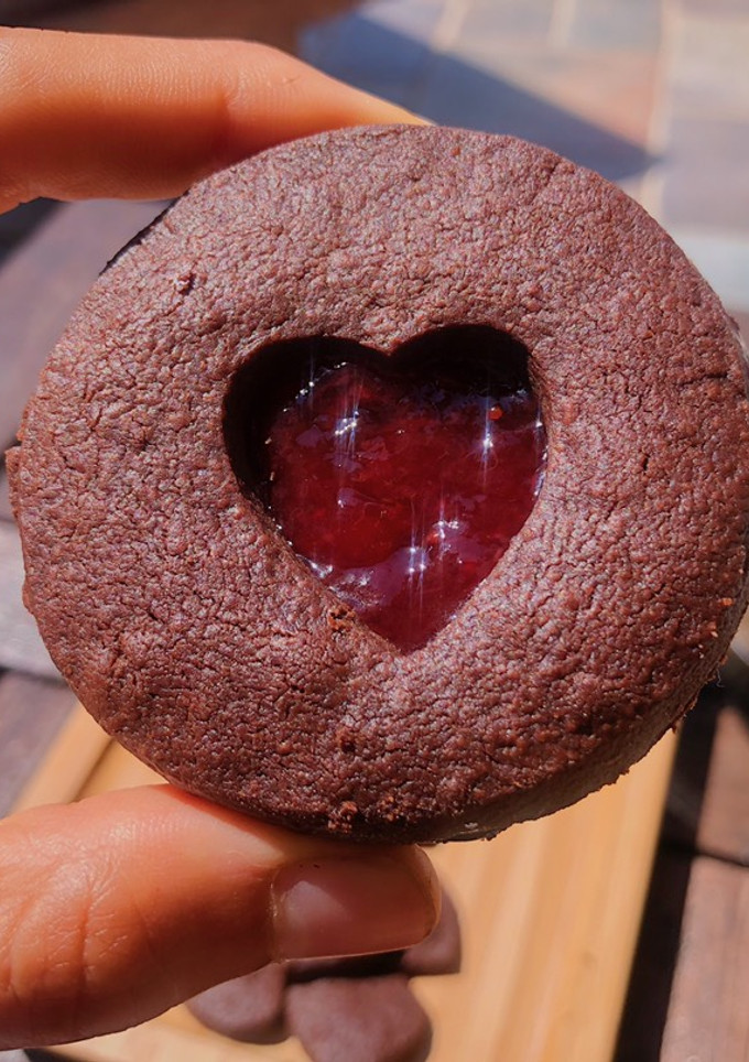 Una foto de Galletas de chocolate con mermelada de frutos rojos
