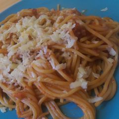 A picture of Spaghetti with chorizo sausages.