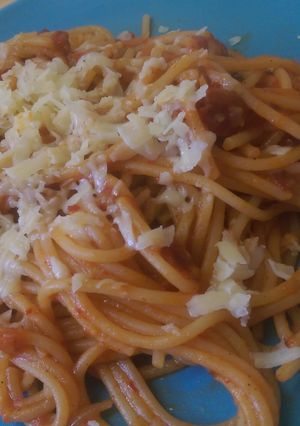 A picture of Spaghetti with chorizo sausages.