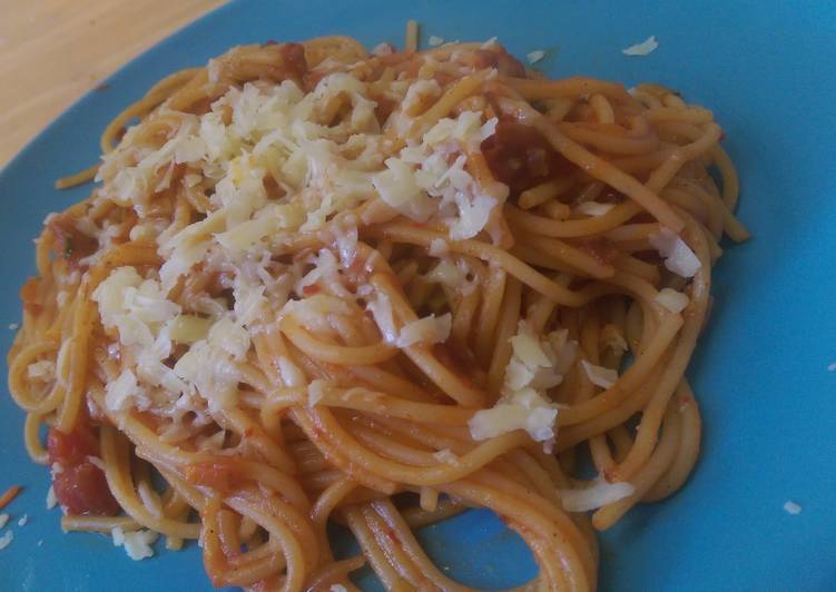 Spaghetti with chorizo sausages