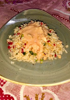 Una foto de Arroz con salmón y pimientos