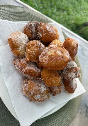 Una foto de Buñuelos dulces con y sin banana 🍌