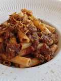 Pasta con salsa de tomate, champiñones y albahaca