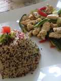 Rica quinoa tres colores con un salteado de pollo
